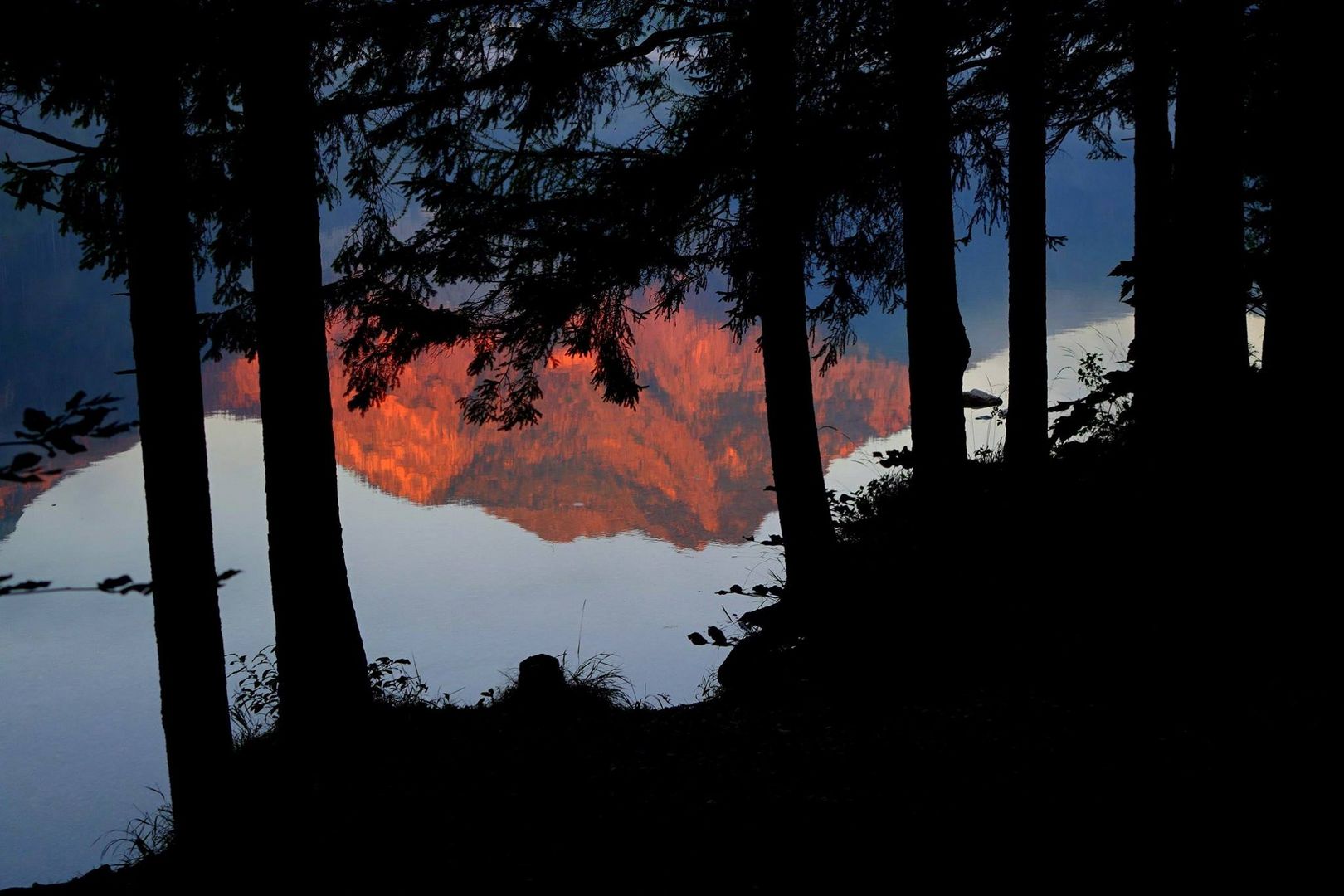 Morgenerwachen am Langbathsee -   in rot getauchte Berge