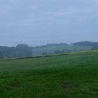 Morgengraue Landschaft nach Süden hin aufsteigend.