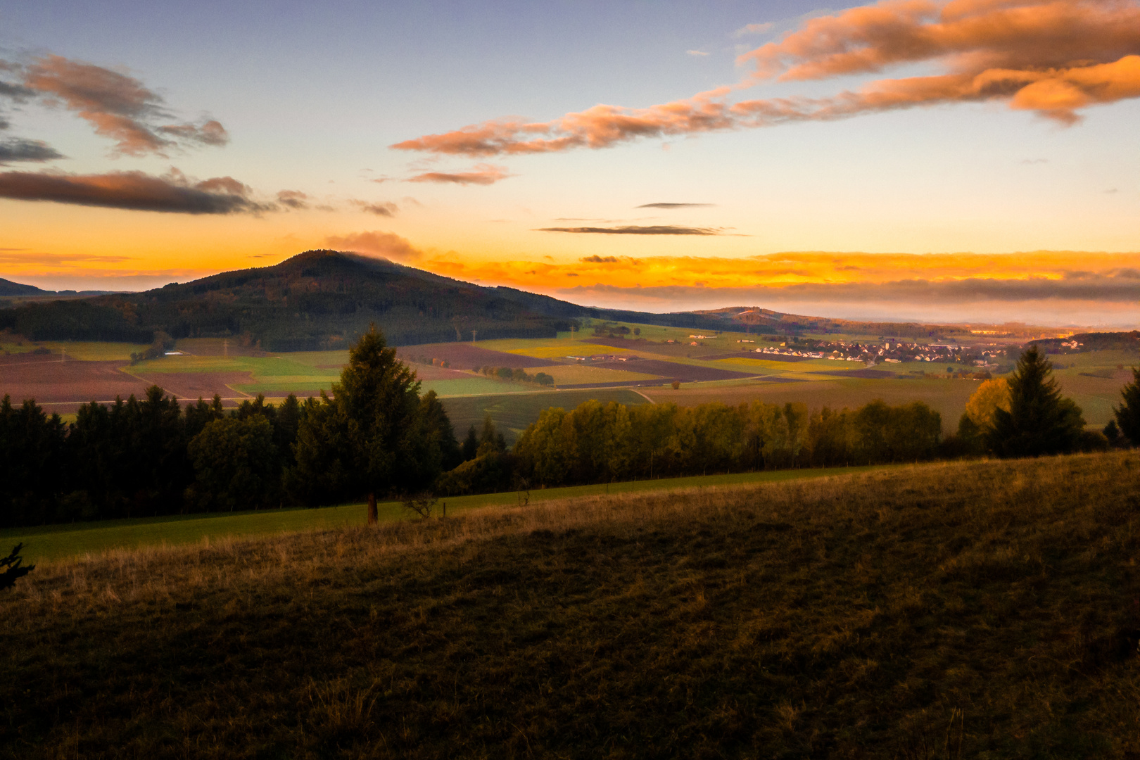 Morgengrauen im Herbst