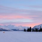 Morgengrauen nördlich des Polarkreises an einem See in Alaska