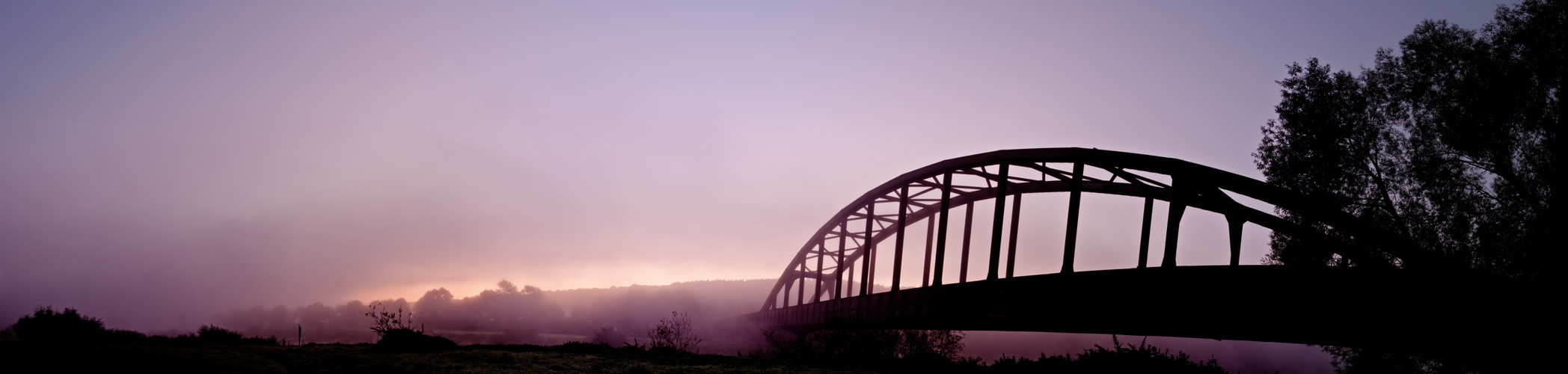 Morgenherbstlicher Wesereisenbahnbrückenenbel