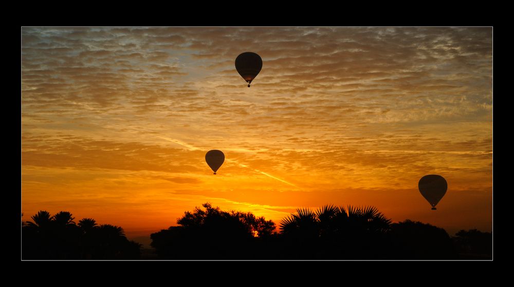 MORGENHIMMEL MIT LUFTBALLON