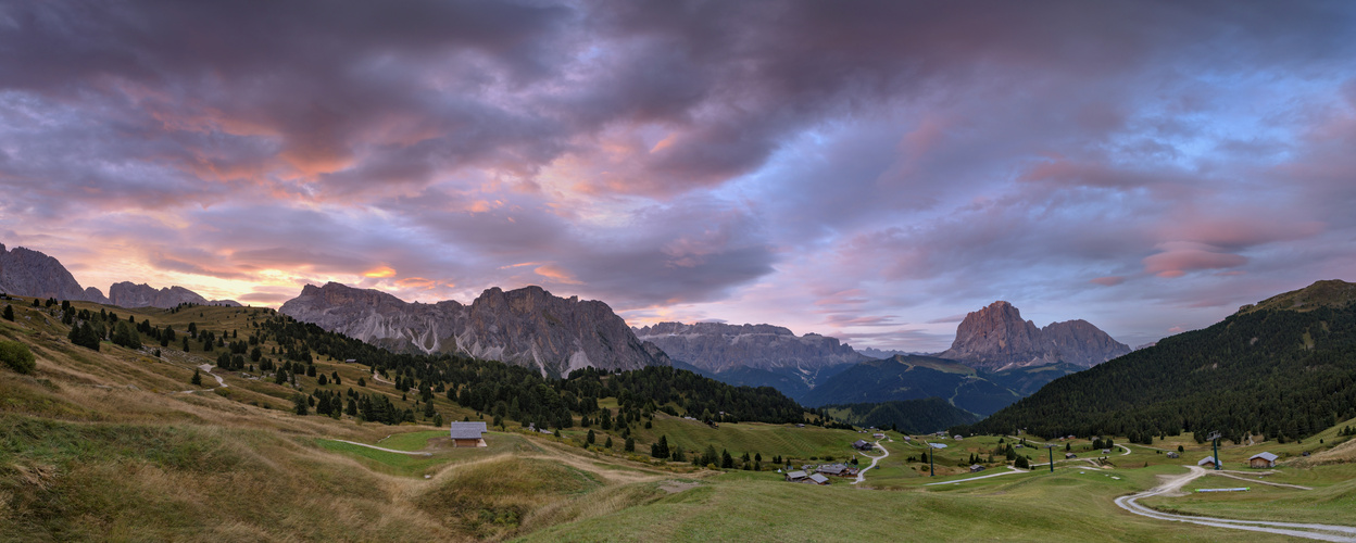 *Morgenhimmel über dem Grödnertal*