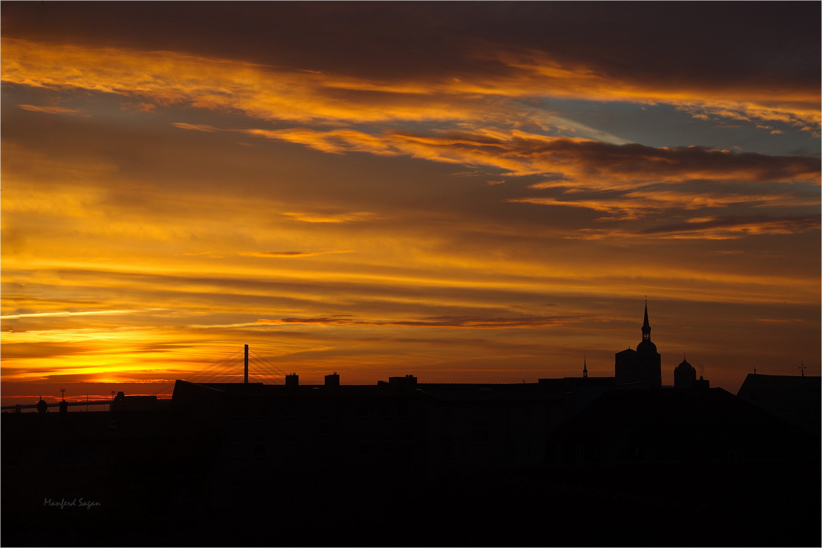 Morgenhimmel über den Dächern der Hansestadt... 