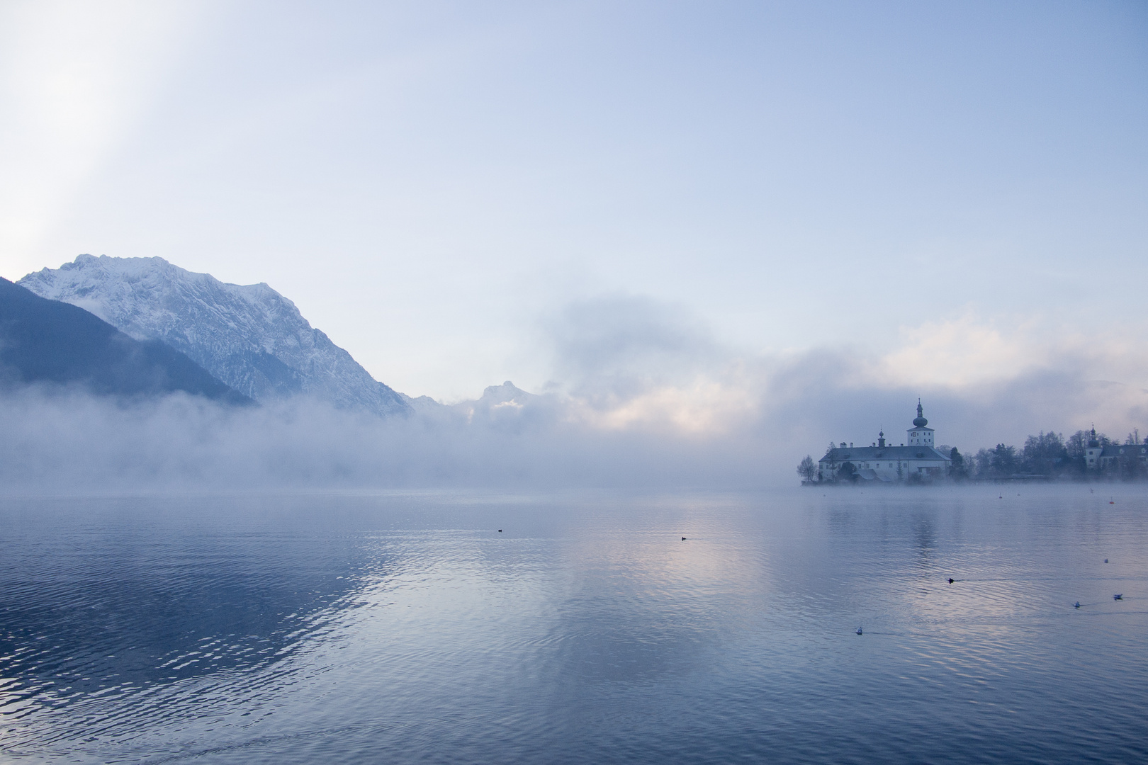 Morgenimpression am Traunsee mit Traunstein und Schloß Orth