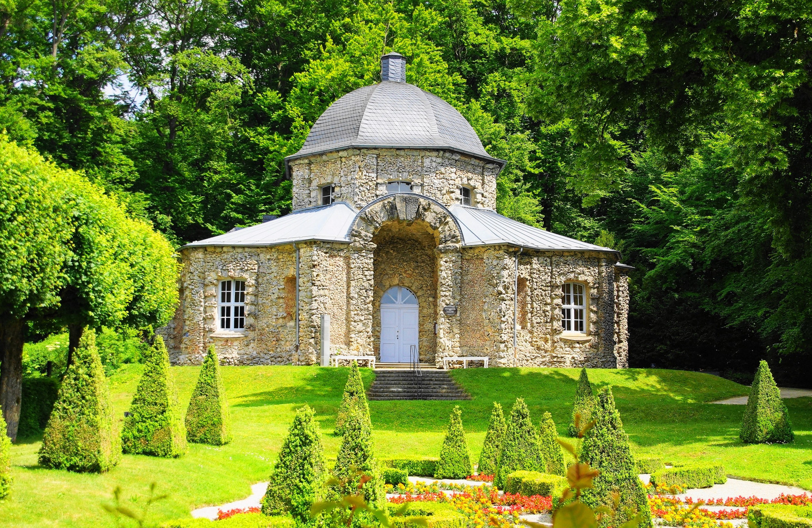 Morgenländischer Bau als Eingangstor zum Felsengarten Sans Pareil