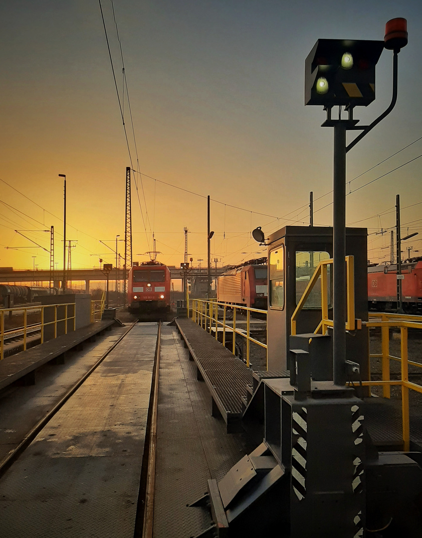 Morgenlicht am Schienenstrang