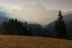 Morgenlicht auf der Wiese in St. Zyprian