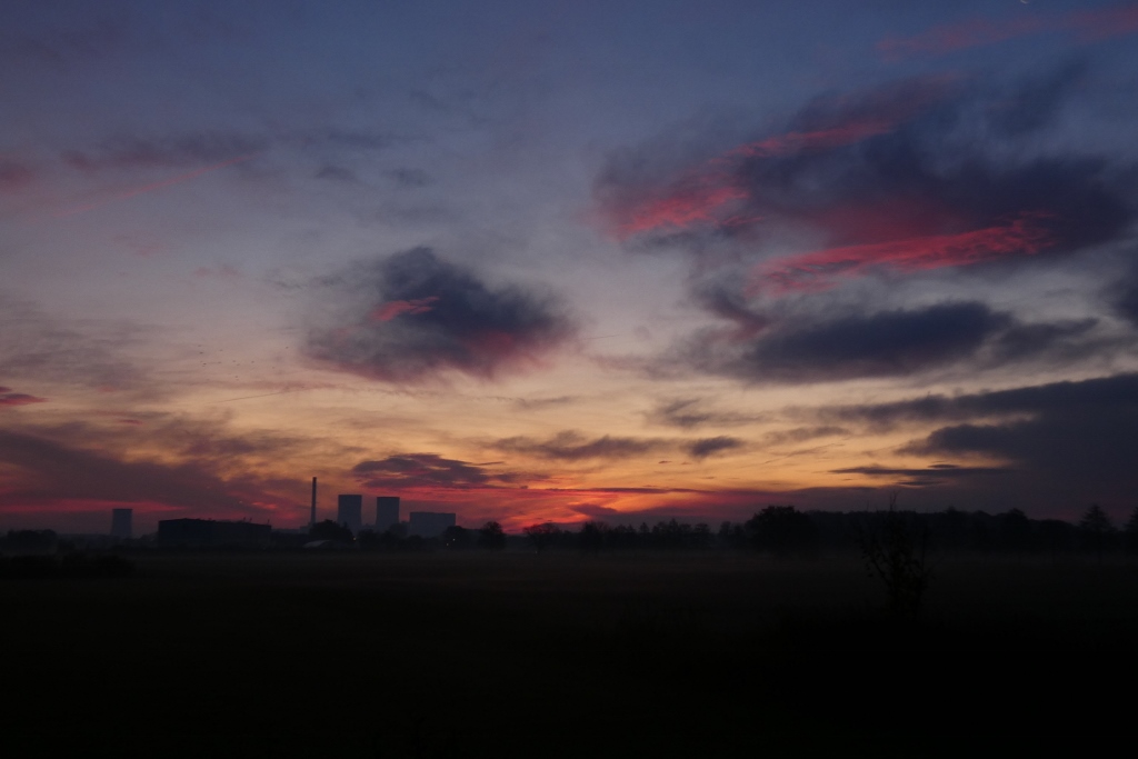 Morgenlicht hinter dem RWE Kraftwerk in Hamm-Uentrop