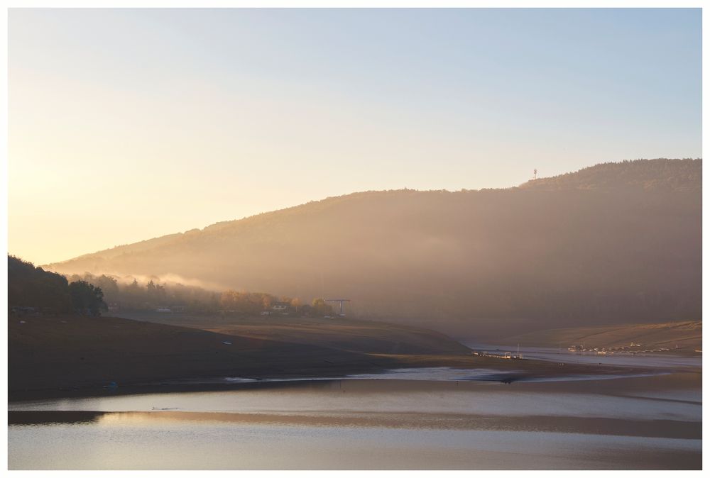 Morgenlicht streift über den See