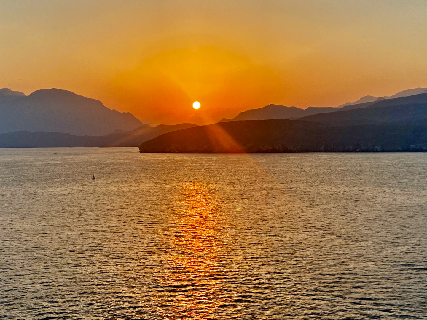 Morgenlicht über den Fjorden des Omans