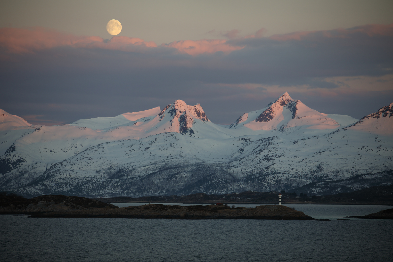 Morgenlicht über den Lofoten