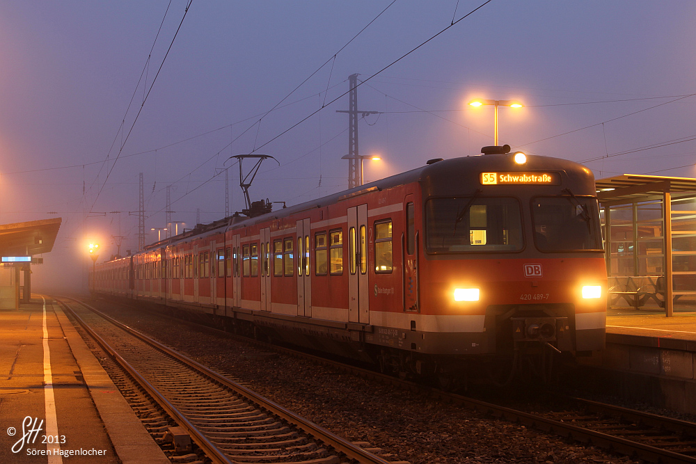 Morgennebel am Bahnsteig