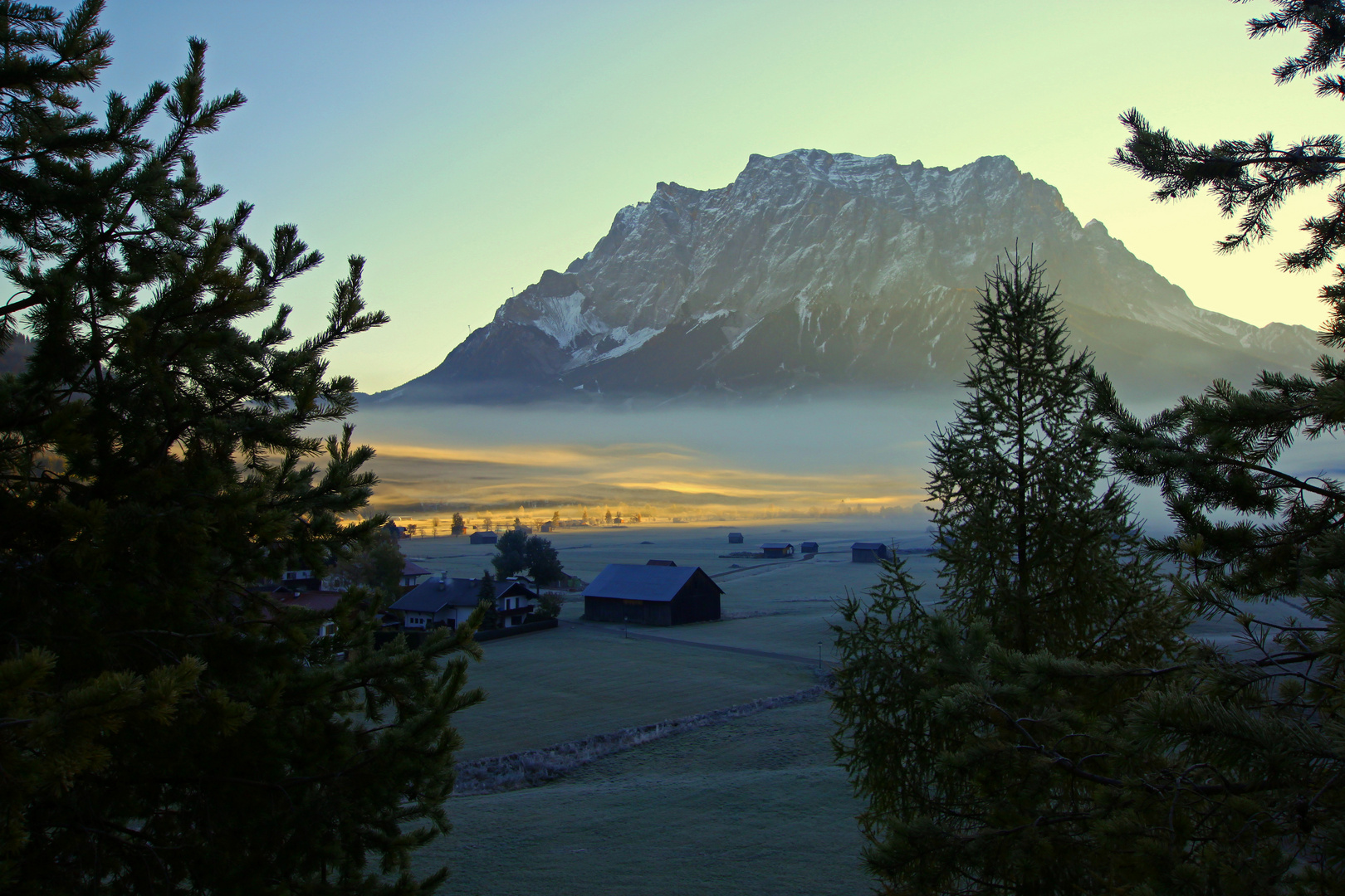 Morgennebel am fuße der Zugspitze