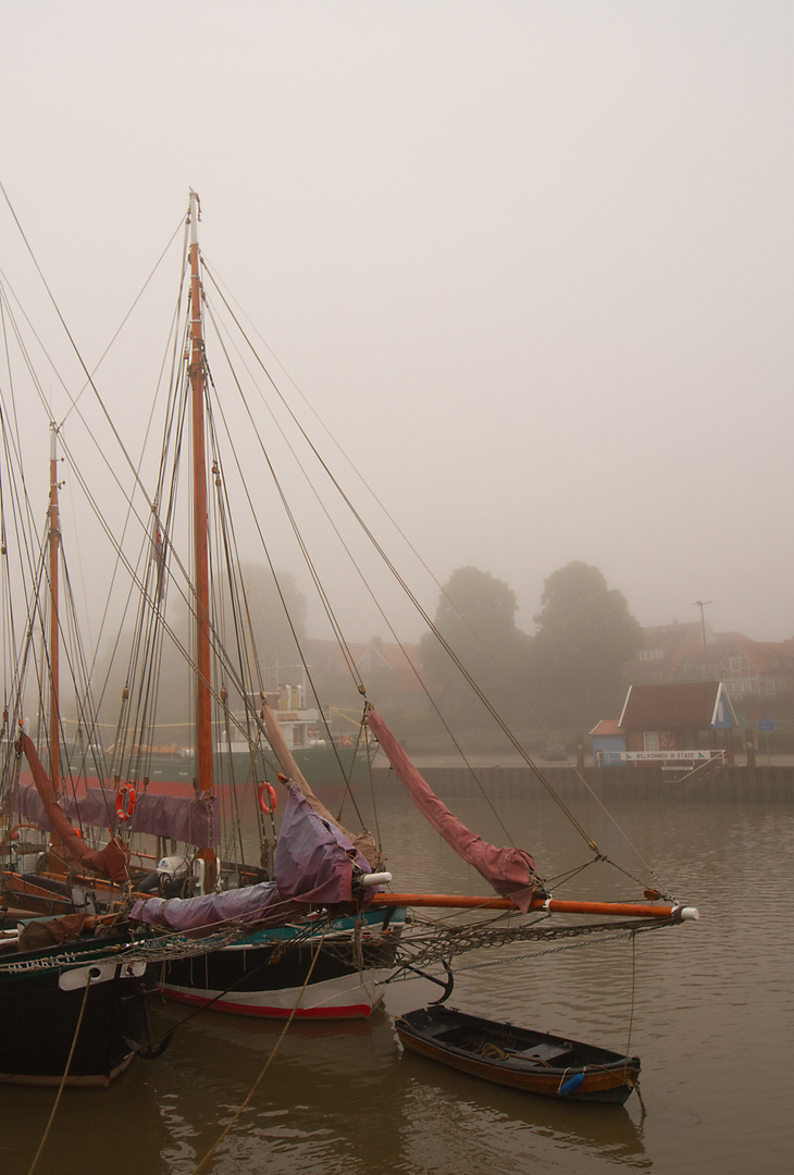 Morgennebel am Hafen Stade