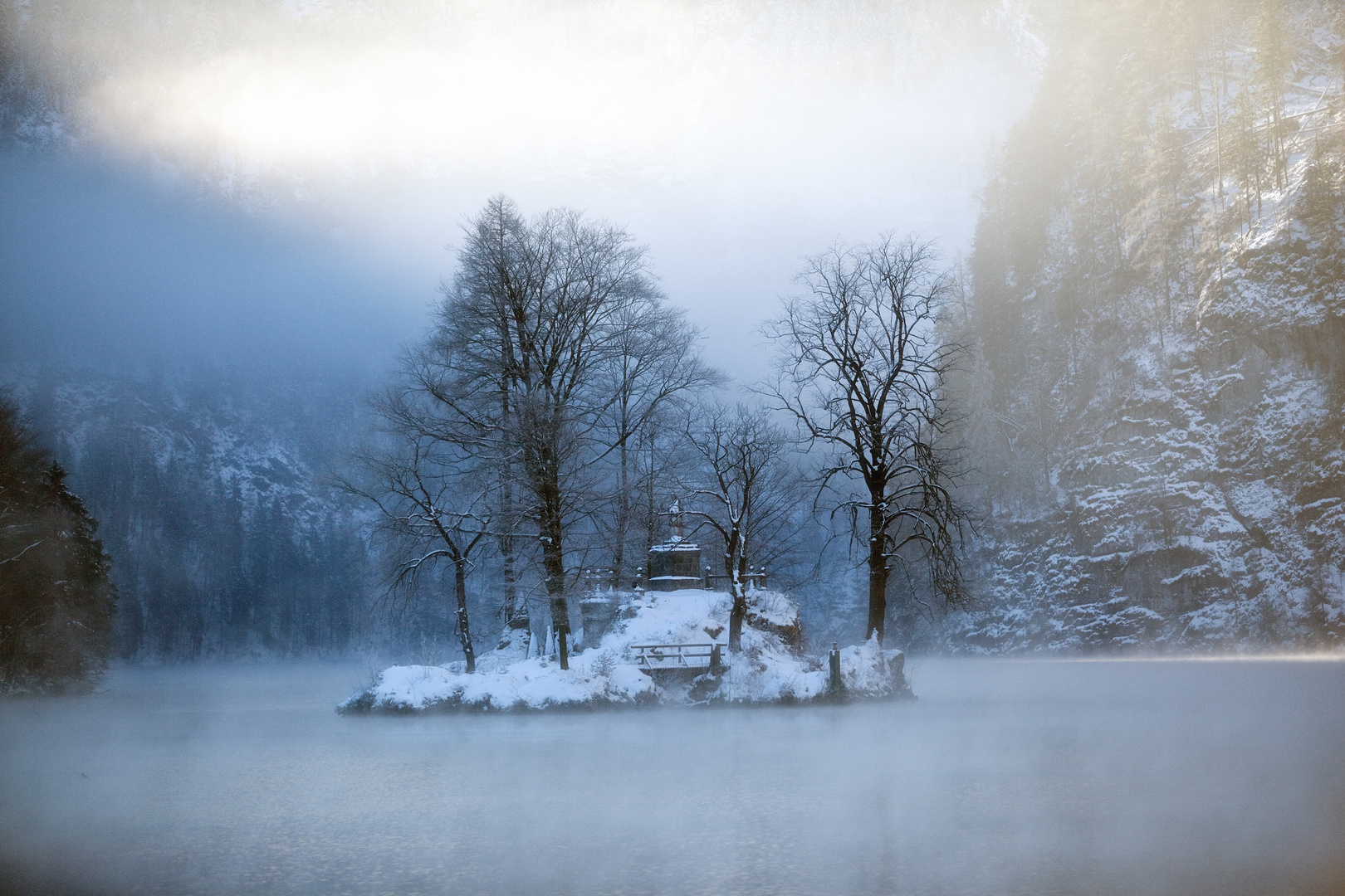 Morgennebel am Königssee mit Insel Christflieger