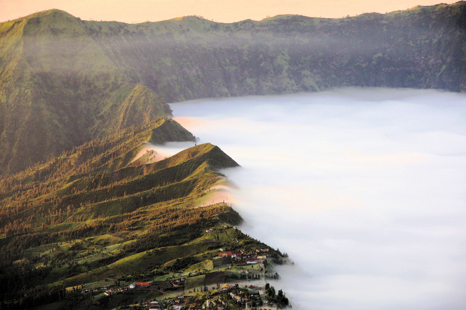 Morgennebel am Mt. Bromo Vulkan