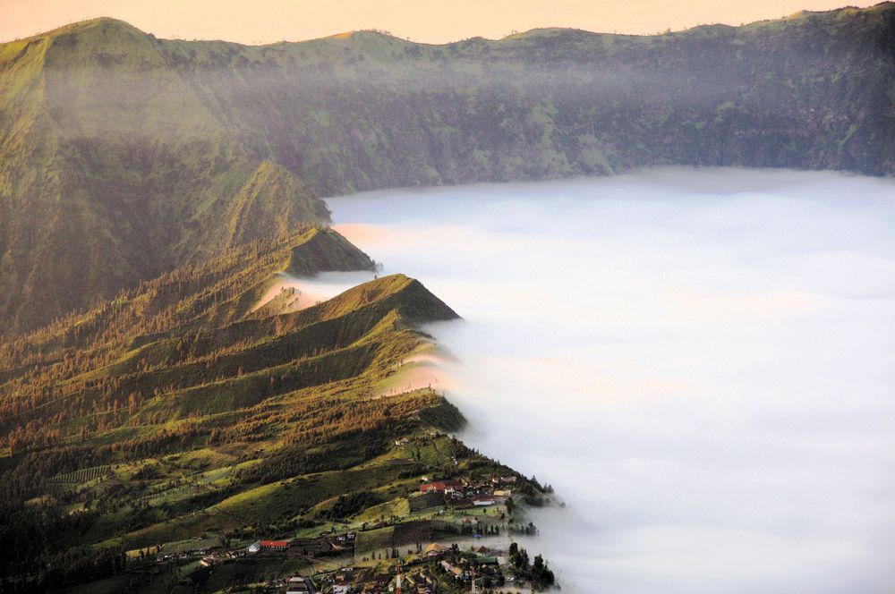 Morgennebel am Mt. Bromo Vulkan von Jens A. Deichmüller 