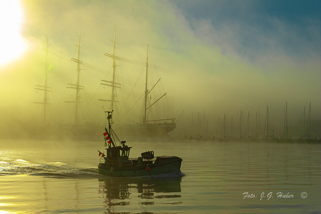 Morgennebel auf der Trave mit der Passat im Hintergrund