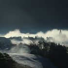 Morgennebel bedeckt noch diese kleine Dorf in den Dolomiten (Pustertal)