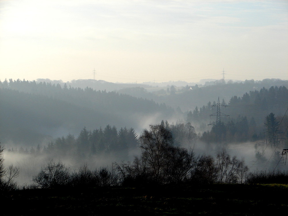 Morgennebel erhebt sich langsam aus den Tälern