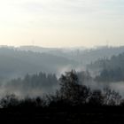 Morgennebel erhebt sich langsam aus den Tälern