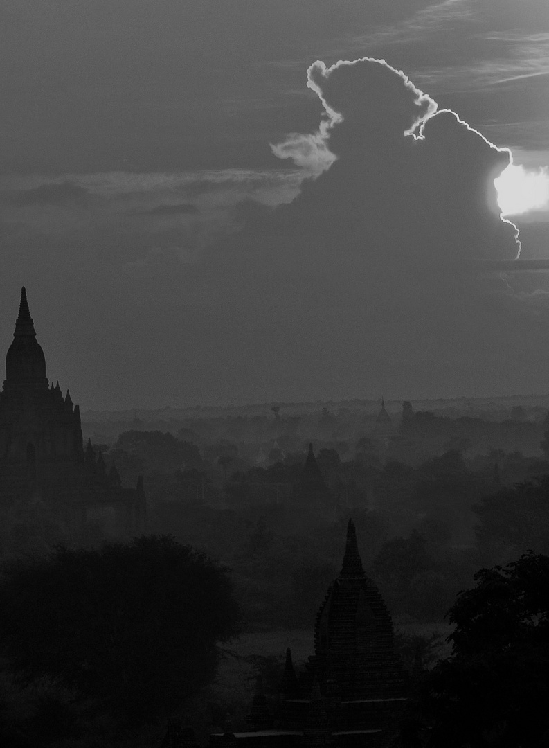 Morgennebel in Bagan