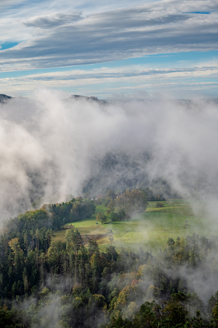 Morgennebel in den Bergen