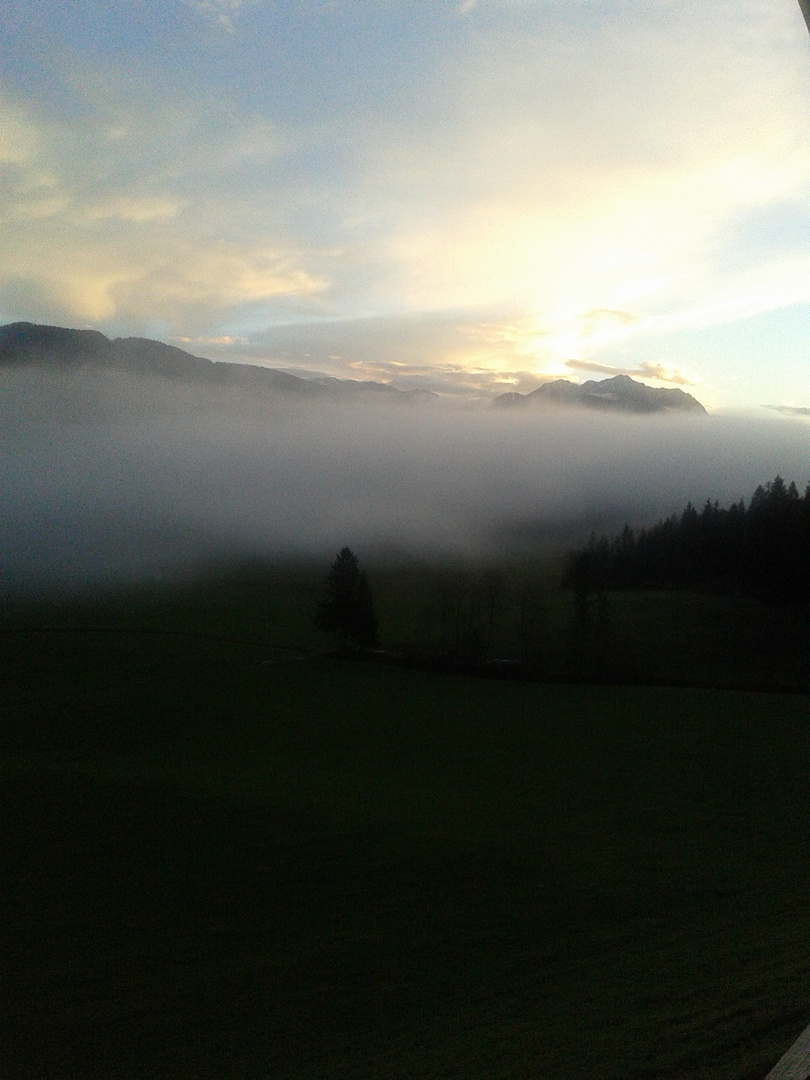 Morgennebel in den Tiroler Bergen