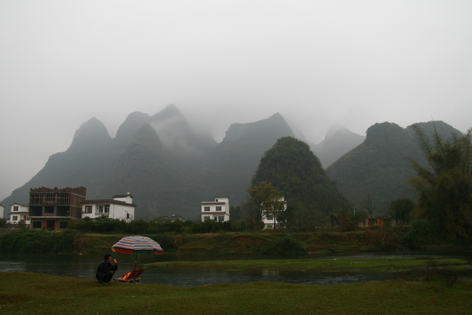 Morgennebel in der Nähe von Yangshou