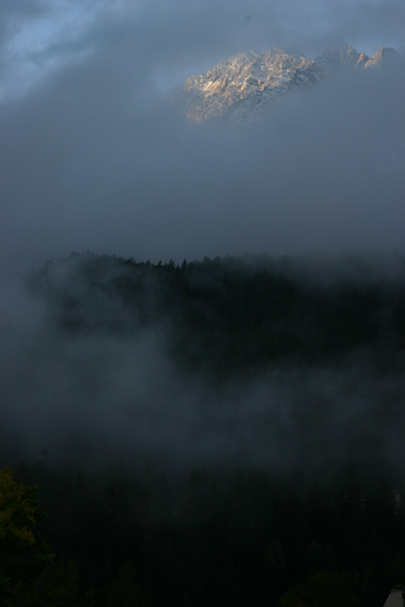 Morgennebel in Schuls (Scuol), Engadin