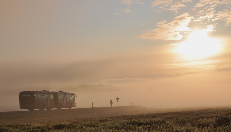 Morgennebel mit Bus & Wanderer