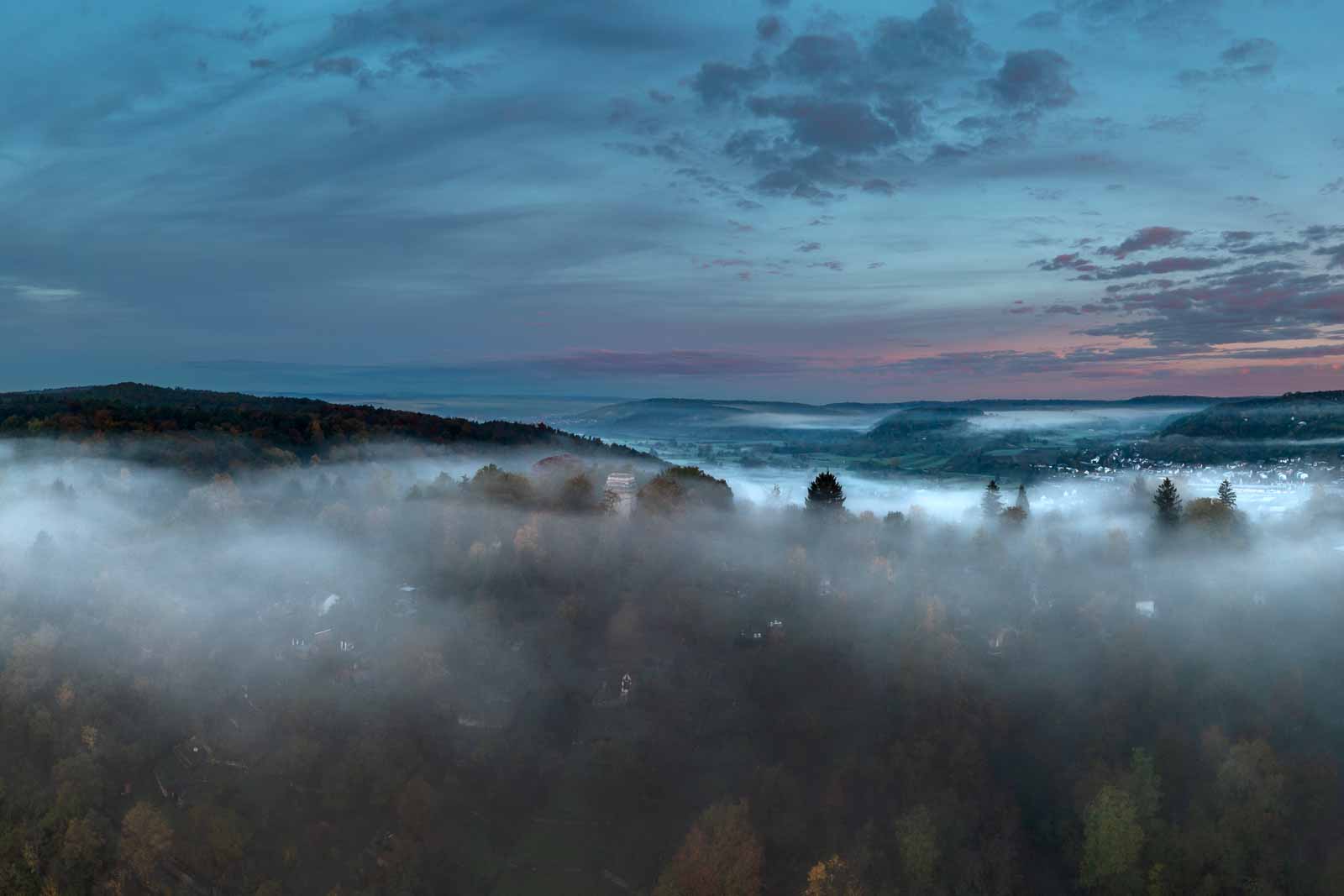 Morgennebel über dem Ammertal bei Tübingen