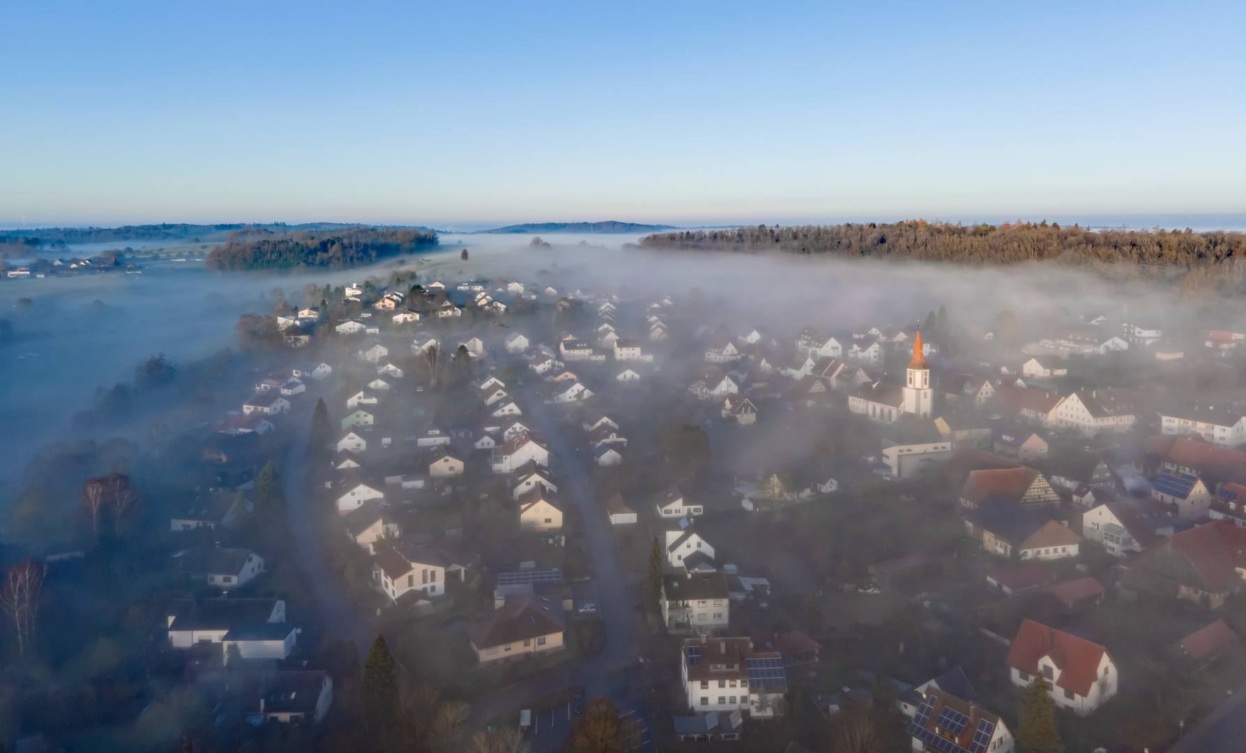 Morgennebel über dem Dorf