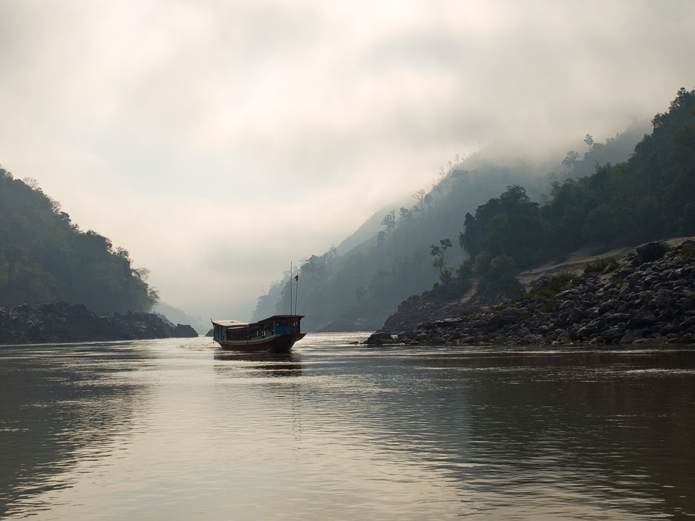 Morgennebel über dem Mekong bei Pakbeng