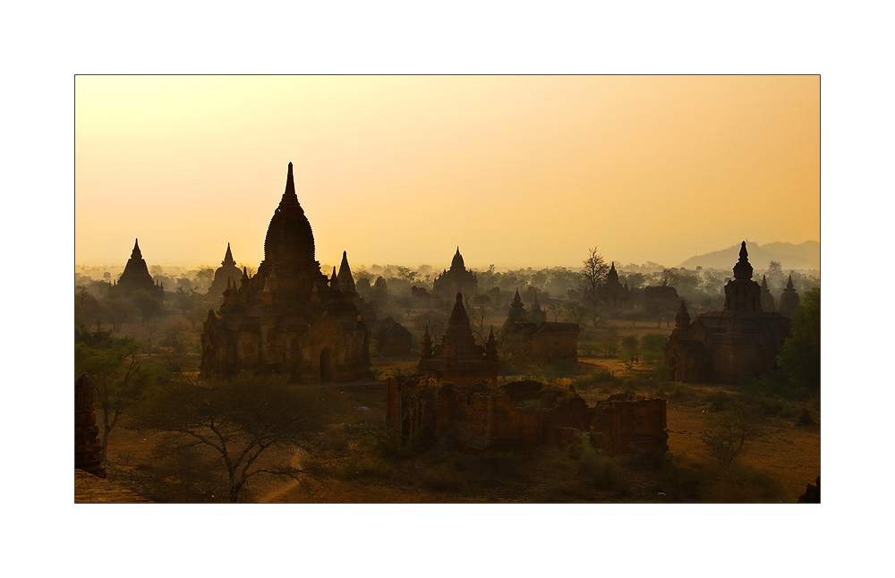 Morgennebel über dem Pagodenfeld von Bagan