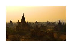 Morgennebel über dem Pagodenfeld von Bagan