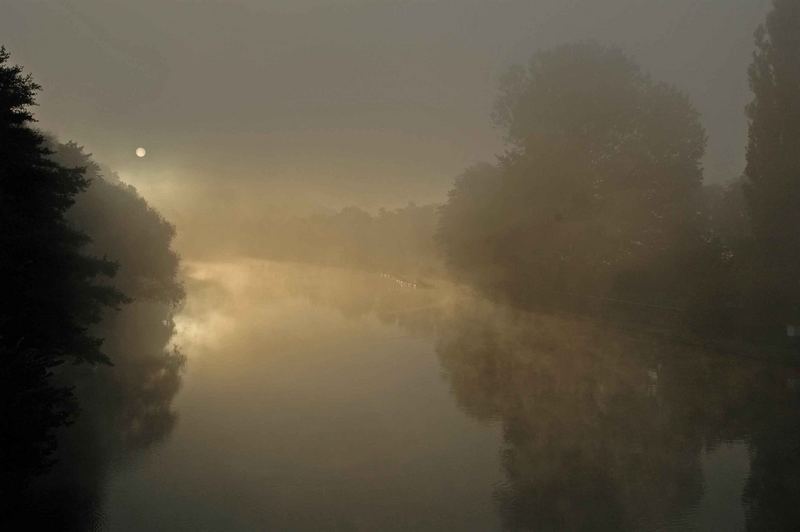 Morgennebel über dem See von Ole Pudritz