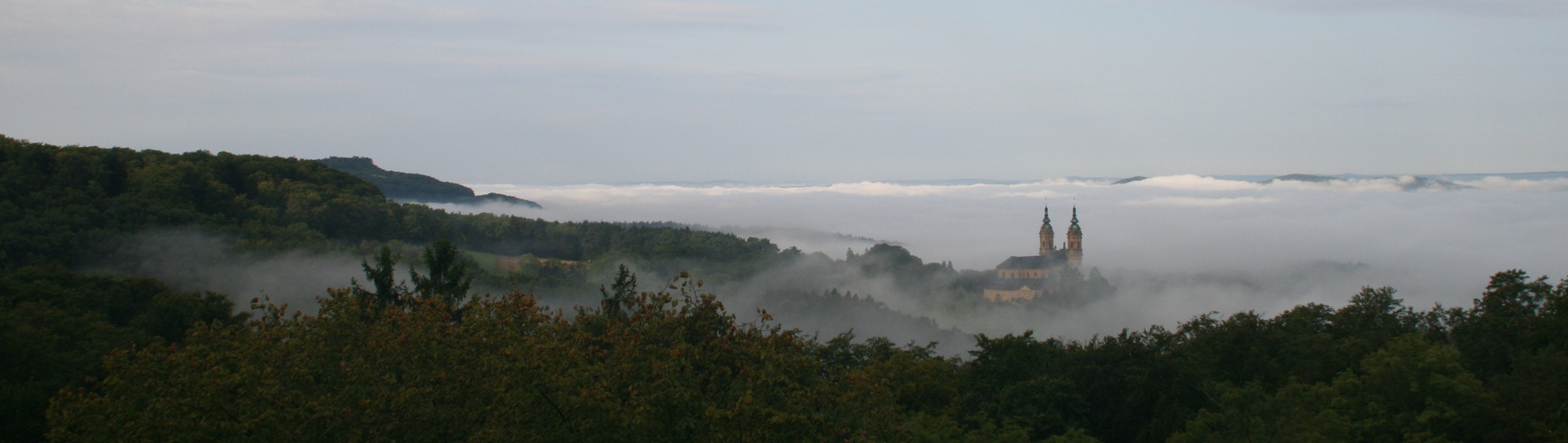 Morgennebel über dem Tal