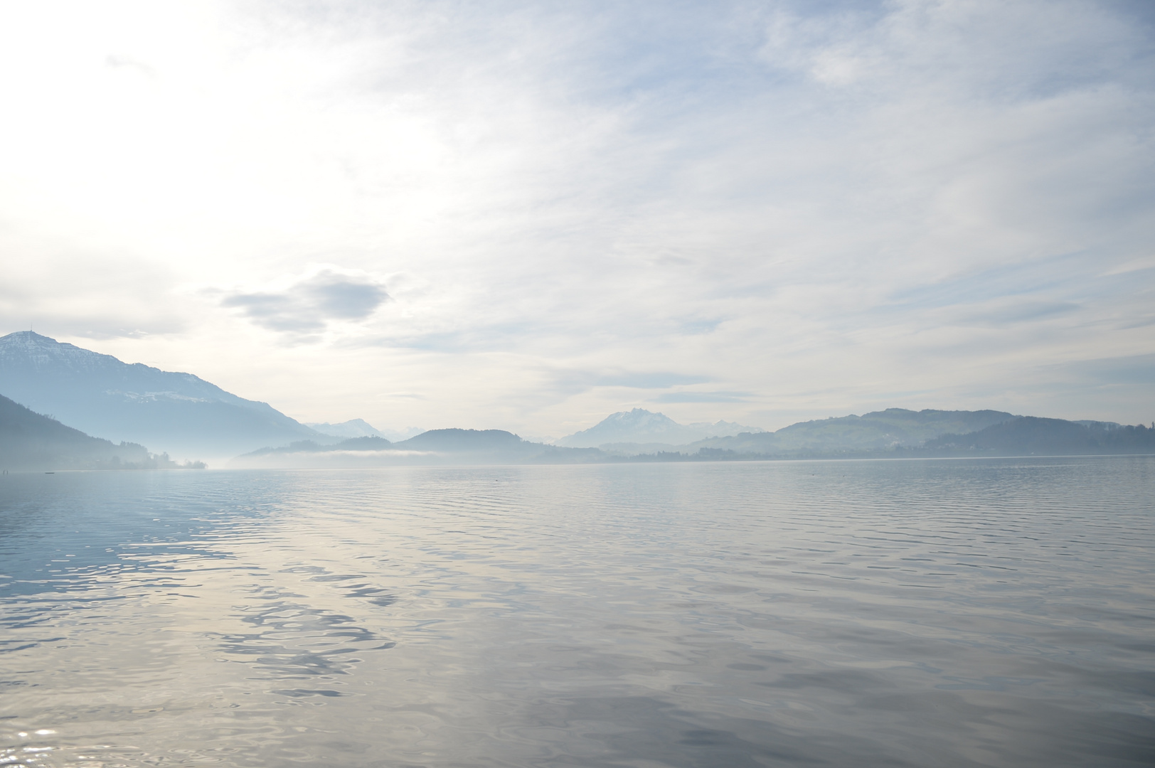 Morgennebel über dem Zugersee