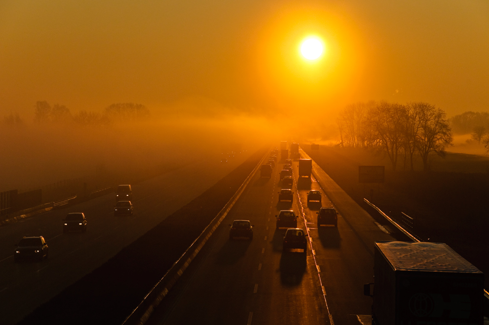 Morgennebel über der Autobahn