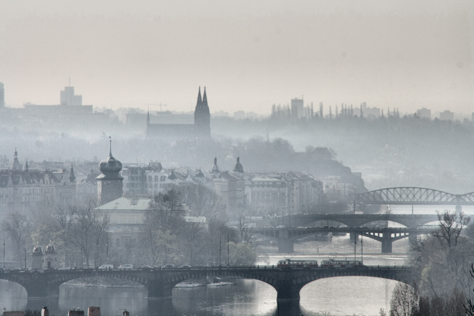 Morgennebel über der Stadt