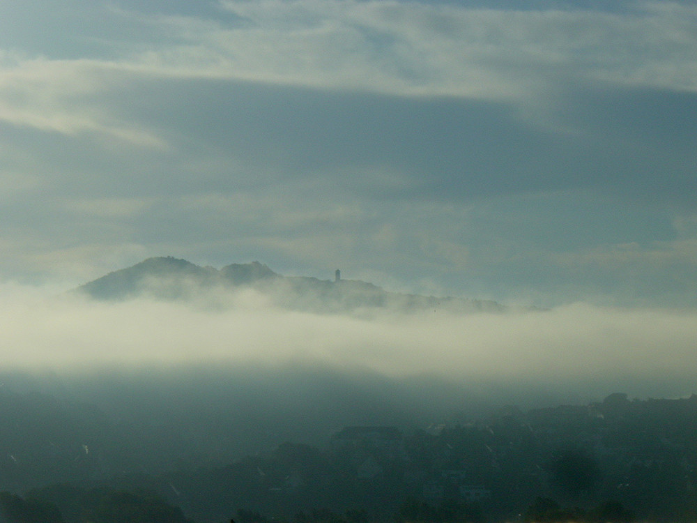 Morgennebel um den Fuchsturm (Jena)