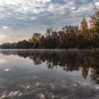 Morgennebel und Herbststimmung am See.