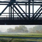 Morgennebel unter der Eisenbahnbrücke