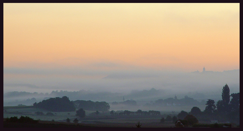 Morgennebel unter der Raniser Burg