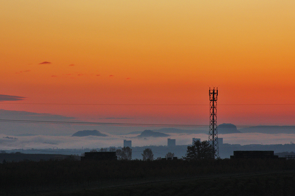 Morgenröte, Elbnebel und die ersten Tafelberge der Sächsischen Schweiz ...