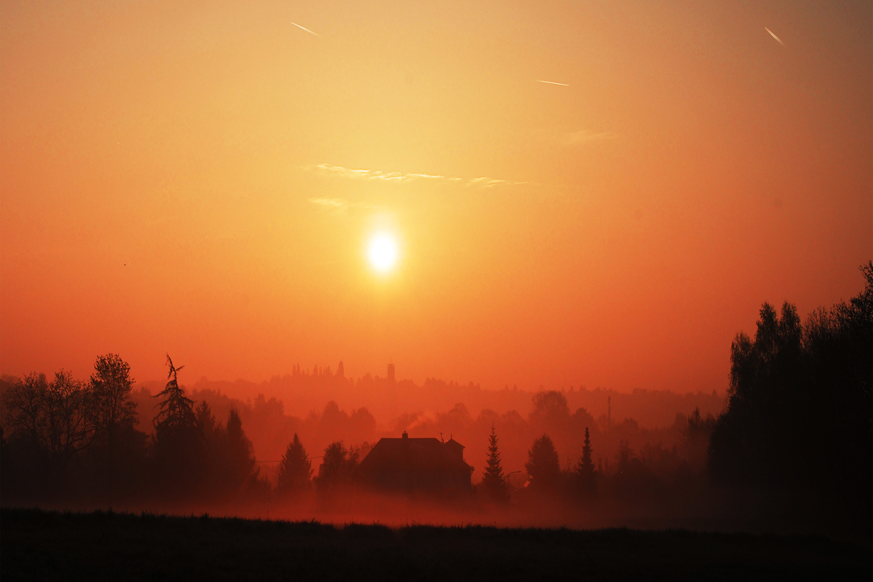 Morgenröte im Nebel über Sonnenberg