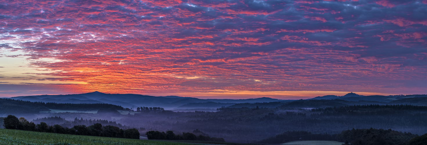 Morgenröte zwischen Hoher Acht und Nürburg Version 1