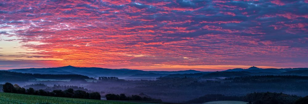 Morgenröte zwischen Hoher Acht und Nürburg Version 1